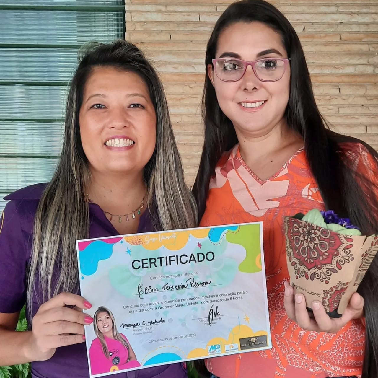 Ellen, da Mimu's Pet, recebendo certificado de curso de tosa